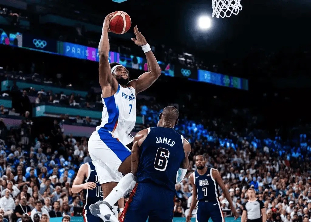 皇家马德里篮球队发布备战花絮,冲刺阶段战术微调,NBA常规赛任务艰巨,年轻球员获得机会的简单介绍-开云官方网站